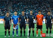 足球比赛场面火爆，球员拼尽全力